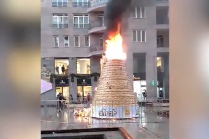 В центре Еревана сгорела дотла елка (ВИДЕО) В центре Еревана сгорела дотла елка (ВИДЕО)