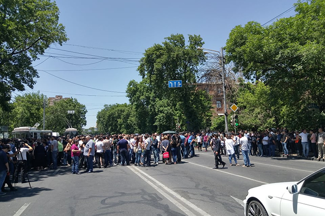 Բուքմեյքերական գրասենյակների աշխատակիցները փակել են Բաղրամյան պողոտան. բողոքում են ԱԺ օրակարգ մտած նախագծի դեմ (ՎԻԴԵՈ) Բուքմեյքերական գրասենյակների աշխատակիցները փակել են Բաղրամյան պողոտան. բողոքում են ԱԺ օրակարգ մտած նախագծի դեմ (ՎԻԴԵՈ)