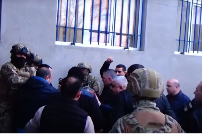Двое из троих напавших на полицейский участок в Ереване арестованы Двое из троих напавших на полицейский участок в Ереване арестованы