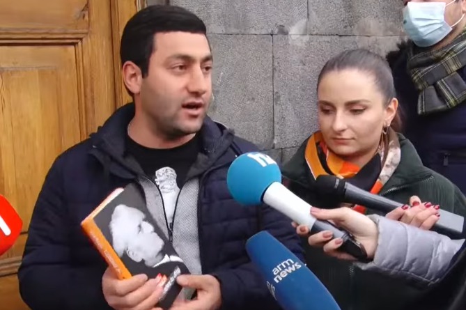 "Пусть найдут предателей и ждут наказания": молодежное крыло АРФД подарит провластным депутатам книгу Шагана Натали "Турки и мы" "Пусть найдут предателей и ждут наказания": молодежное крыло АРФД подарит провластным депутатам книгу Шагана Натали "Турки и мы"