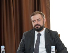 «Ведите себя прилично!»: Папоян резко ответил журналисту, спросившему про вчерашнюю перепалку между Пашиняном и оппозицией в парламенте