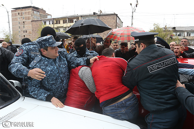 СРОЧНО! Полиция затолкала Никола Пашиняна в машину и увезла СРОЧНО! Полиция затолкала Никола Пашиняна в машину и увезла