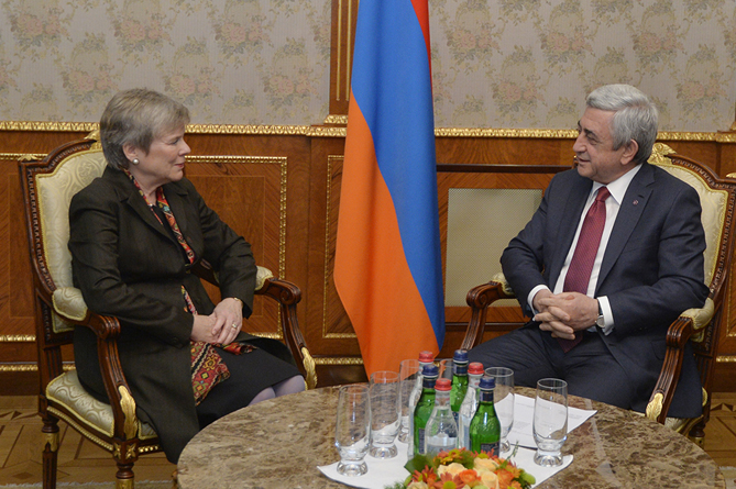 Президент Армении и замгенсека НАТО обсудили карабахское урегулирование