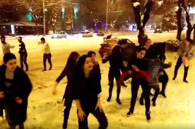 Молодежь встретила очередной снегопад в Ереване зажигательными танцами (ВИДЕО)
