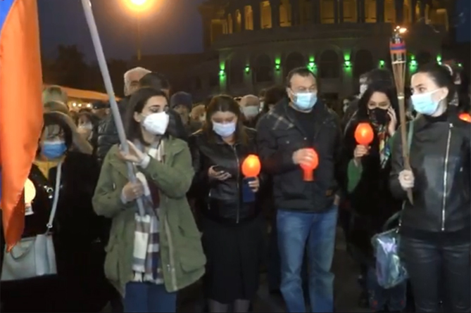 Факельное шествие в память погибших в Арцахе бойцов проходит в Ереване (ВИДЕО) Факельное шествие в память погибших в Арцахе бойцов проходит в Ереване (ВИДЕО)