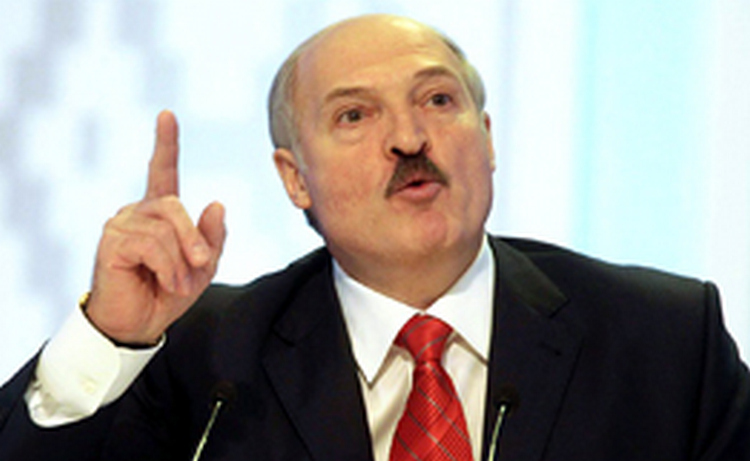 Лукашенко признался, что на досуге косит траву и кормит зверей - "это для души" Лукашенко признался, что на досуге косит траву и кормит зверей - "это для души"
