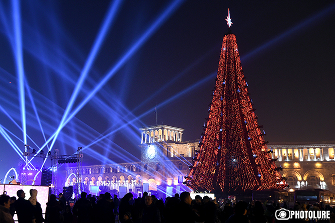 Երևանը պատրաստ է Ամանորին. վառվեցին երկրի գլխավոր տոնածառի լույսերը (ՖՈՏՈ, ՎԻԴԵՈ)