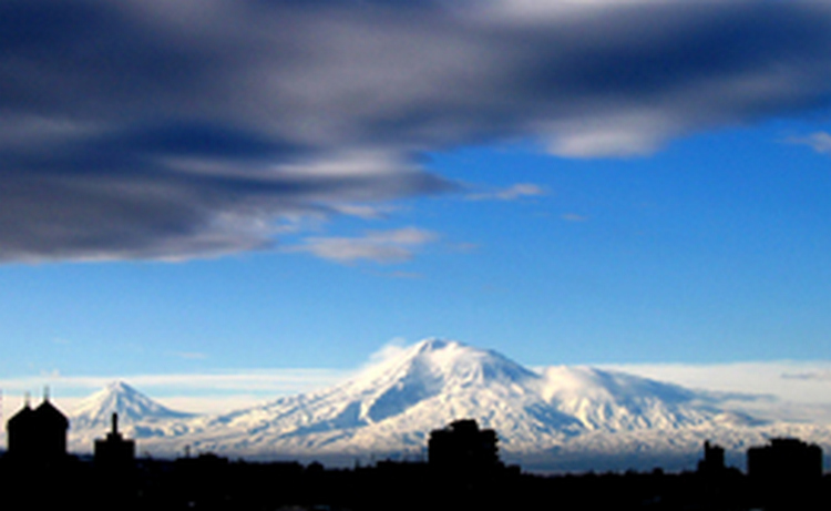 Команда Американского университета Армении совершила восхождение на гору Арарат к 15-летию независимости РА