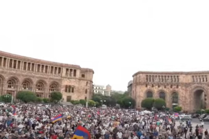 Ընդդիմությունն ապաշրջափակեց կառավարության շենքը և որոշեց երթով շարժվել դեպի Փաշինյանի առանձնատուն Ընդդիմությունն ապաշրջափակեց կառավարության շենքը և որոշեց երթով շարժվել դեպի Փաշինյանի առանձնատուն