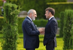 Макрон выразил Пашиняну солидарность Франции 