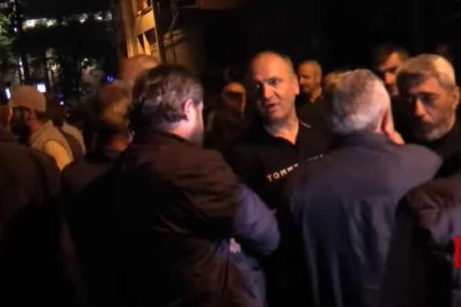В Ереване проходит акция поддержки задержанной за предполагаемое похищение сына Пашиняна матери погибшего в арцахской войне военнослужащего