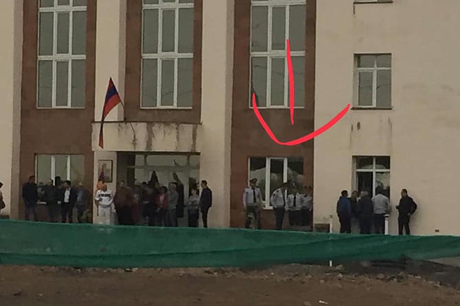 Экс-омбудсмен Арцаха опубликовал фото с разбитым во время акции окном здания суда в Ереване Экс-омбудсмен Арцаха опубликовал фото с разбитым во время акции окном здания суда в Ереване