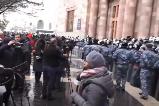 Երևանում ցուցարարները հավաքվել են կառավարության շենքի մոտ` թույլ չտալու կառավարության նիստի անցկացում Երևանում ցուցարարները հավաքվել են կառավարության շենքի մոտ` թույլ չտալու կառավարության նիստի անցկացում