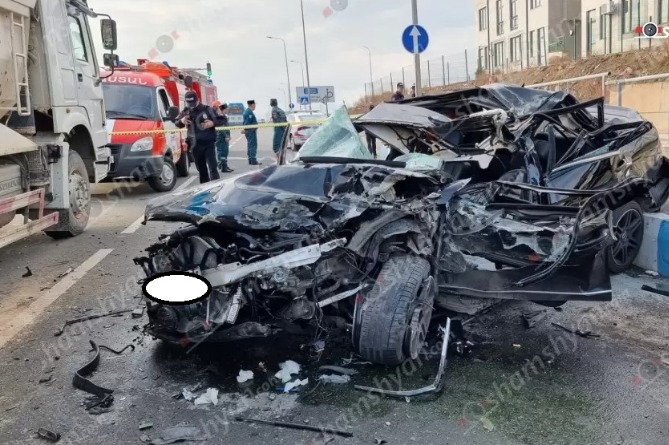 Խոշոր ավտովթար Երևանում. Mercedes-ը վերածվել է ջարդոնի, կան տուժածներ Խոշոր ավտովթար Երևանում. Mercedes-ը վերածվել է ջարդոնի, կան տուժածներ