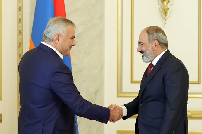 Բոլոր մեկնարկած ծրագրերը լինելու են շարունակական. «Տաշիր» ԸԽ–ի նախագահ Սամվել Կարապետյանը հանդիպել է Փաշինյանի հետ (ՎԻԴԵՈ)