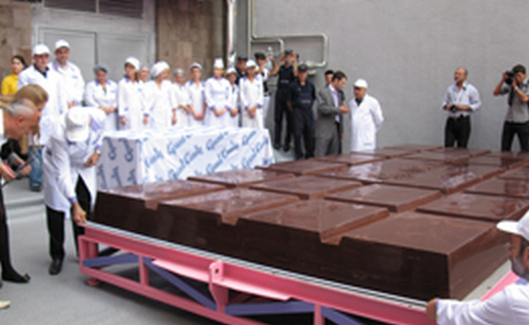 Հայ հրուշակագործները պատրաստել են մոտ 4,5 տոննա քաշ ունեցող աշխարհի ամենամեծ շոկոլադե սալիկը