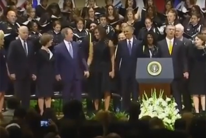 Экс-президент США Джордж Буш станцевал во время церемонии в память о погибших полицейских (ВИДЕО)