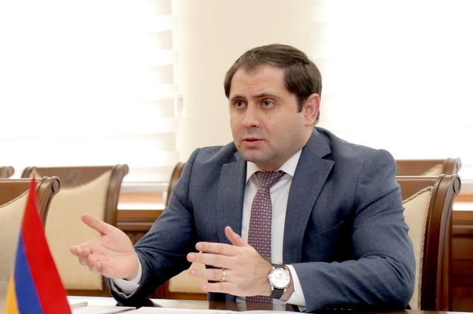  Министр обороны Армении отправился в Москву 