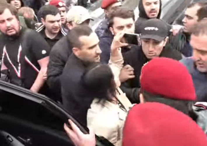 Полиция жестко задерживает протестующих в Ереване. Подвергнут приводу сын Кочаряна (ВИДЕО)