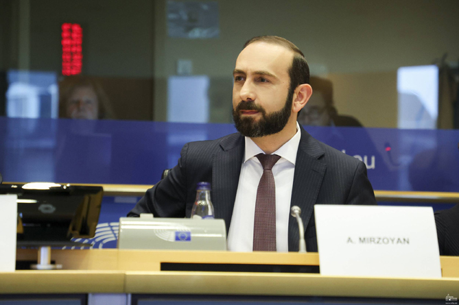 Мирзоян представил в Европарламенте позицию Армении по трем направлениям урегулирования отношений с Азербайджаном