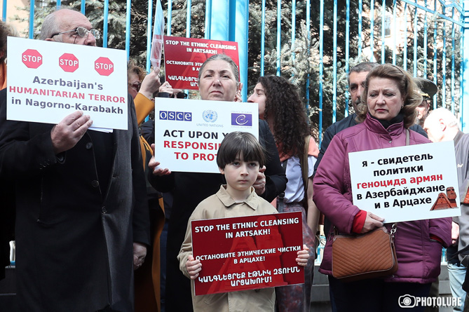  Акция у офиса ООН: в Ереване требуют у международного сообщества остановить политику Баку по этническим чисткам армян (ФОТО)