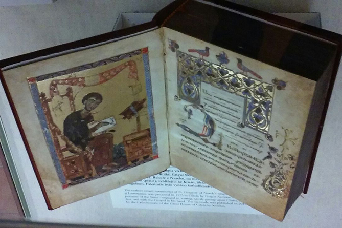 Հայերեն լեզվով առաջին տպագիր Աստվածաշունչն է ներկայացվել Պրահայի ցուցահանդեսում