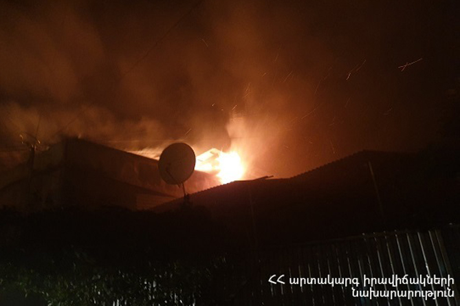   Пожар в Ереване: сгорели подстанция и крыша дома 