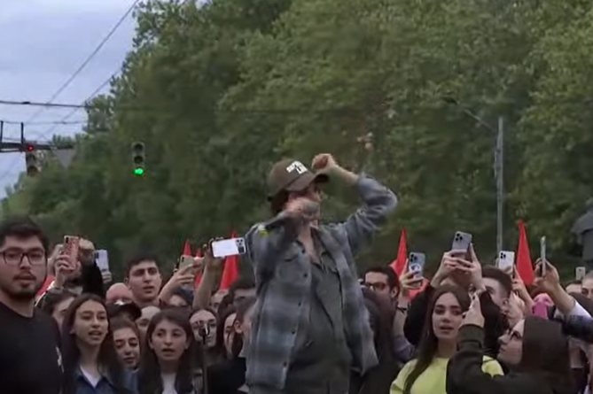 Митинг оппозиции стартовал в Ереване с выступления Сирушо (LIVE)