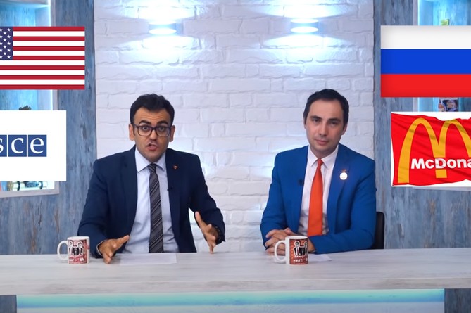 Ведущие Armcomedy "потроллили" международные "призывы к миру" на фоне обстрелов Арцаха (ВИДЕО) Ведущие Armcomedy "потроллили" международные "призывы к миру" на фоне обстрелов Арцаха (ВИДЕО)