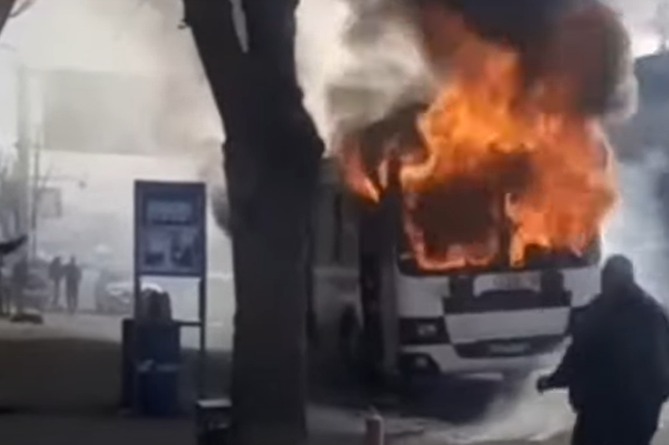 Երևանում տրոլեյբուս է հրդեհվել, հրապարակվել են հրդեհի բռնկման կադրերը (ՖՈՏՈ, ՎԻԴԵՈ)