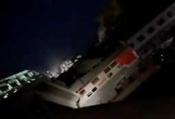 Мост обрушился под Брянском в момент прохождения поезда под ним, погибли 7 человек, 69 пострадали 