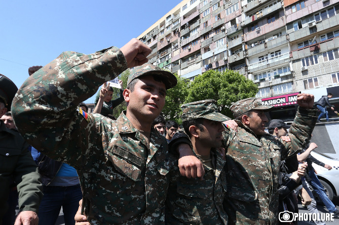Количество участников протестных акций в военной форме увеличилось Количество участников протестных акций в военной форме увеличилось