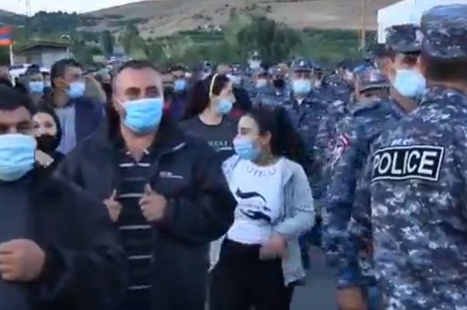 Скандал вокруг домиков Lydian Armenia может разрешиться уже завтра в присутствии активистов Скандал вокруг домиков Lydian Armenia может разрешиться уже завтра в присутствии активистов