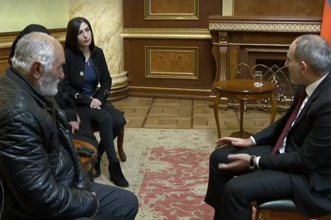 Փաշինյանը հանդիպում է բանակում մահացած զինծառայողի հարազատներին. LIVE Փաշինյանը հանդիպում է բանակում մահացած զինծառայողի հարազատներին. LIVE