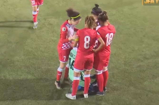 Женская солидарность: соперницы окружили футболистку-мусульманку, поправлявшую слетевший хиджаб (ВИДЕО)