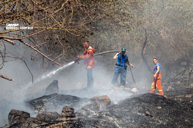 Мусорная свалка горит в пригороде Еревана Мусорная свалка горит в пригороде Еревана