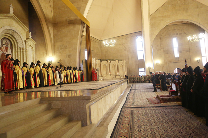 ՀՀ նախագահը մասնակցել է զոհված զինվորների համար մատուցված միասնական աղոթքին-4