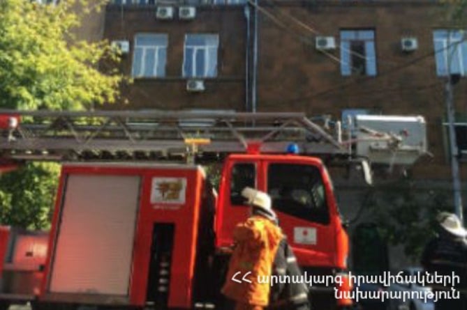 Крупный пожар почти три часа тушили в Ереване. На место ЧП прибыл глава МЧС Крупный пожар почти три часа тушили в Ереване. На место ЧП прибыл глава МЧС