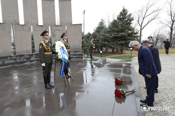 Генсек ОДКБ посетил ереванский пантеон "Ераблур" (ФОТО) Генсек ОДКБ посетил ереванский пантеон "Ераблур" (ФОТО)