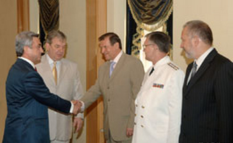 ՀՀ նախագահն այցելել է Հայաստանում Ռուսաստանի դեսպանատուն՝ ՌԴ ազգային տոնի առթիվ