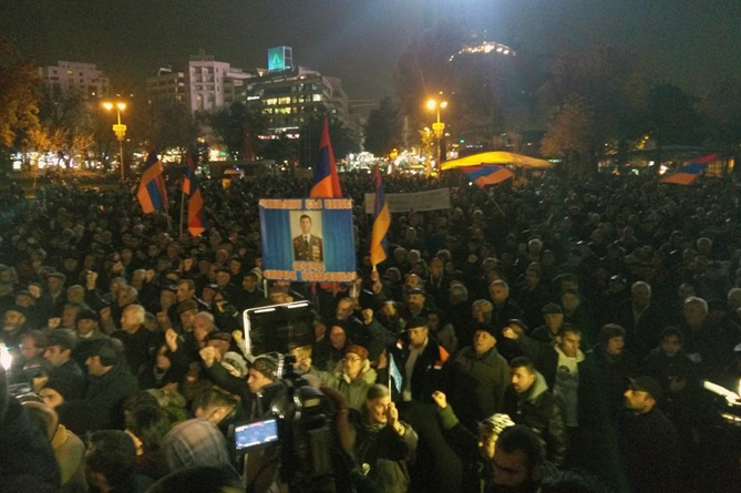 Երևանում անցկացվող բողոքի ակցիայի մասնակիցներն անժամկետ նստացույց են կազմակերպել