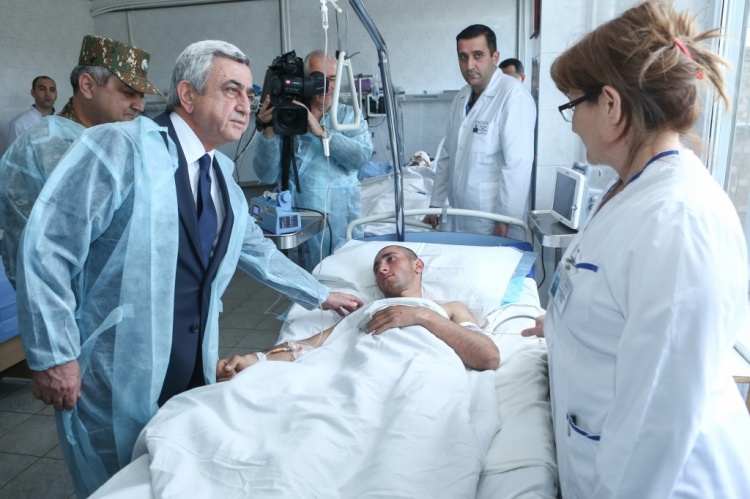 ՀՀ նախագահն այցելել է վիրավոր զինվորներին և շուտափույթ ապաքինում մաղթել նրանց ՀՀ նախագահն այցելել է վիրավոր զինվորներին և շուտափույթ ապաքինում մաղթել նրանց
