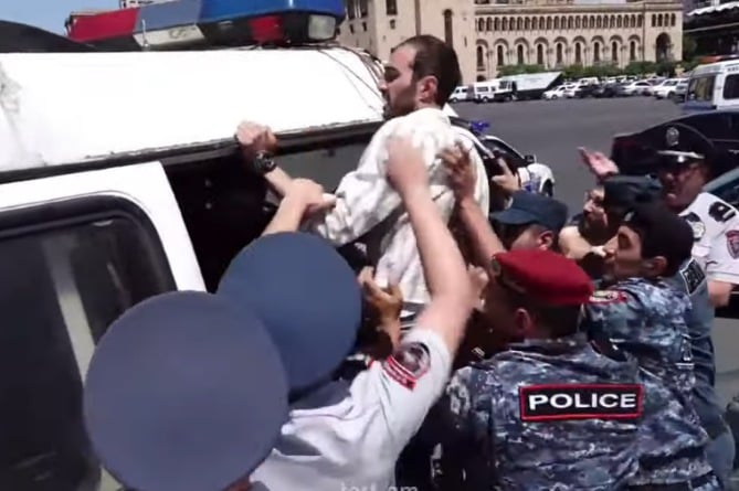 ՀՅԴ ակցիայի մասնակիցները բերման ենթարկվեցին կառավարության շենքի մոտից, նրանք փորձում էին փողոց փակել