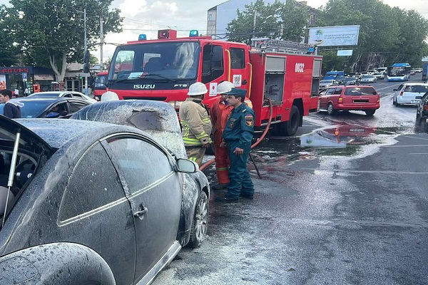  Малолитражка горела на одной из площадей Еревана (ФОТО) 