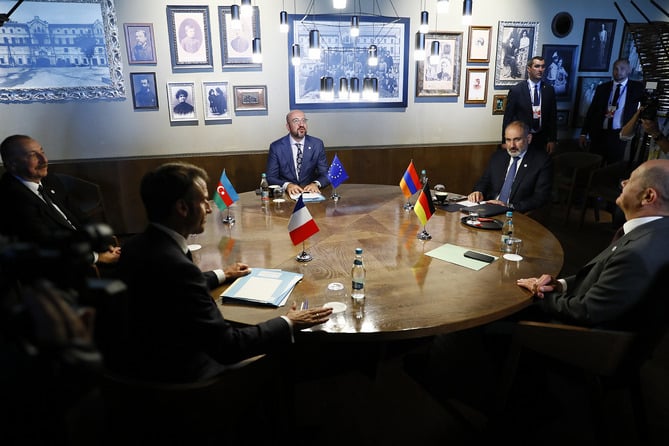 Սահմանազատում, տրանսպորտային, տնտեսական ենթակառուցվածքներ. ի՞նչ են քննարկել Փաշինյանն ու Ալիևը Քիշնևում Սահմանազատում, տրանսպորտային, տնտեսական ենթակառուցվածքներ. ի՞նչ են քննարկել Փաշինյանն ու Ալիևը Քիշնևում