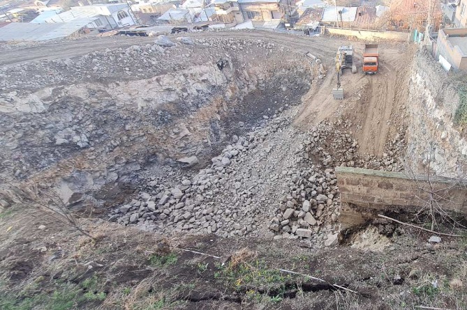 Երևանի փողոցներից մեկում մասնակի փլուզում է տեղի ունեցել (ՖՈՏՈ)