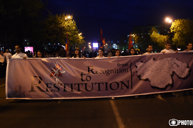Факельное шествие в Ереване накануне 102-й годовщины Геноцида армян-0