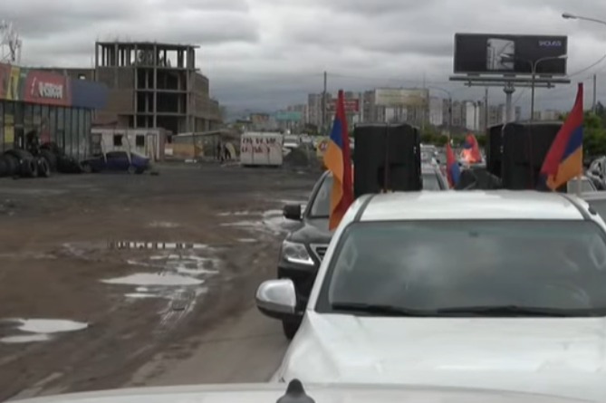 В Армении проходит оппозиционный автопробег Ереван-Гюмри В Армении проходит оппозиционный автопробег Ереван-Гюмри
