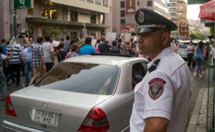 Демонстранты «освободили» Площадь Республики в Ереване и направляются к генпрокуратуре Демонстранты «освободили» Площадь Республики в Ереване и направляются к генпрокуратуре