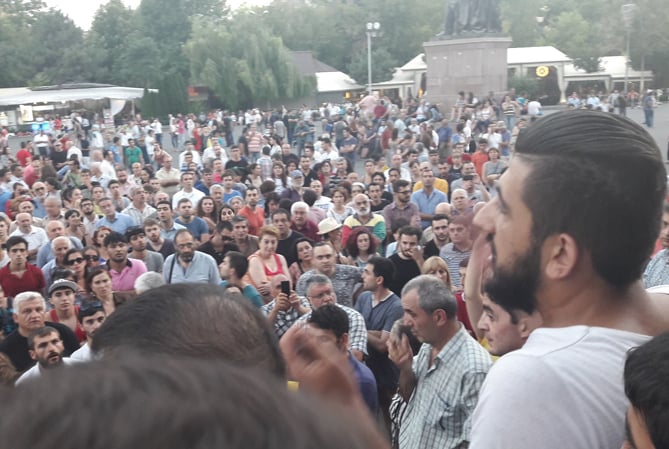 Участники акции протеста проводят шествие в Ереване с требованием не применять силу против вооруженной группы Участники акции протеста проводят шествие в Ереване с требованием не применять силу против вооруженной группы
